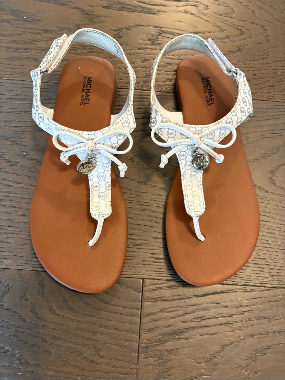 M Kors girls white authentic sandals sz 4 EUC ret $225